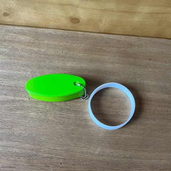 NUTRL band bracelet 
Rhonda Rita keychain - Picture 3 of 3